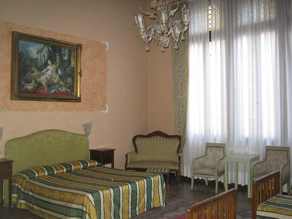 Lion Morosini Palace Venedig 0*,